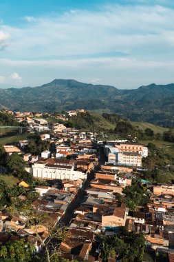 Jericho 'nun panoramik manzarası tüm evleri gösteriyor. Jerico, Antioquia, Kolombiya. 