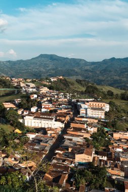 Jericho 'nun panoramik manzarası tüm evleri gösteriyor. Jerico, Antioquia, Kolombiya. 