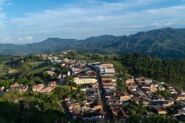 Jericho 'nun panoramik manzarası tüm evleri gösteriyor. Jerico, Antioquia, Kolombiya. 