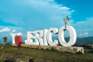 Jerico, Antioquia, Kolombiya. 3 Mart. 2023: JERICO 'yu ve mavi gökyüzünü seviyorum deyimiyle turist imzası.