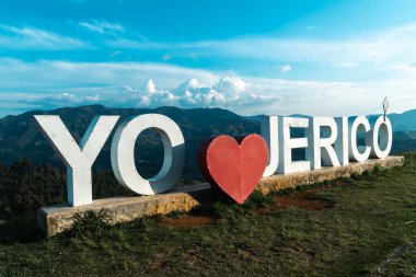 Jerico, Antioquia, Kolombiya. 3 Mart. 2023: JERICO 'yu ve mavi gökyüzünü seviyorum deyimiyle turist imzası.