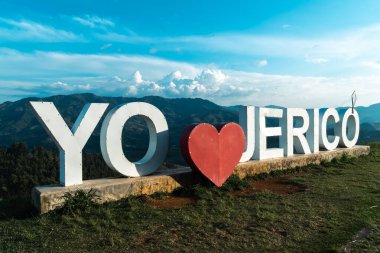 Jerico, Antioquia, Kolombiya. 3 Mart. 2023: JERICO 'yu ve mavi gökyüzünü seviyorum deyimiyle turist imzası.