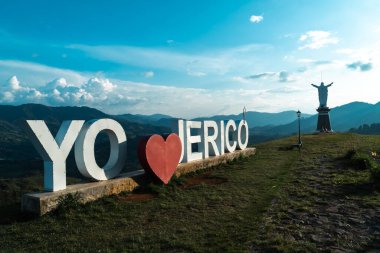Jerico, Antioquia, Kolombiya. 3 Mart. 2023: JERICO 'yu ve mavi gökyüzünü seviyorum deyimiyle turist imzası.
