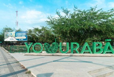 Uraba, Antioquia, Kolombiya. 23 Mart. 2023: Uraba turistik tabelasını ve mavi gökyüzünü seviyorum.