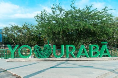 Uraba, Antioquia, Kolombiya. 23 Mart. 2023: Uraba turistik tabelasını ve mavi gökyüzünü seviyorum.