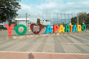 Apartad, Antioquia, Kolombiya. 23 Mart. 2023: I Love Apartad 'ın renkli turist işareti.