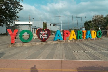 Apartad, Antioquia, Kolombiya. 23 Mart. 2023: I Love Apartad 'ın renkli turist işareti.