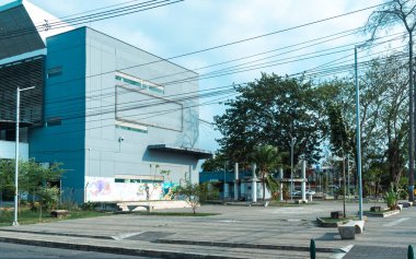 Apartad, Antioquia, Kolombiya. 23 Mart. 2023: Güneşli bir günde şehrin sokakları ve binaları.