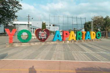 Apartad, Antioquia, Kolombiya. 23 Mart. 2023: I Love Apartad 'ın renkli turist işareti.