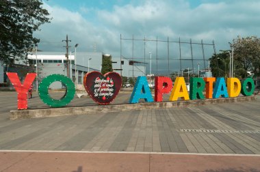 Apartad, Antioquia, Kolombiya. 23 Mart. 2023: I Love Apartad 'ın renkli turist işareti.