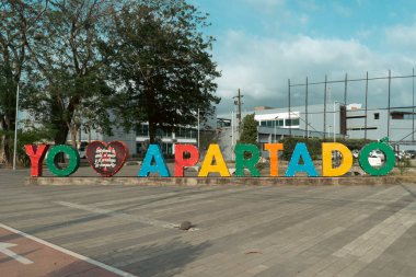 Apartad, Antioquia, Kolombiya. 23 Mart. 2023: I Love Apartad 'ın renkli turist işareti.