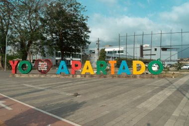 Apartad, Antioquia, Kolombiya. 23 Mart. 2023: I Love Apartad 'ın renkli turist işareti.