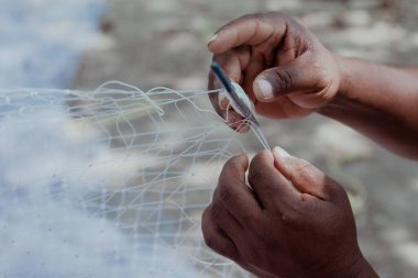 İnsanoğlunun balık ağı yaptığı yakın plan çekimler. Kolombiya