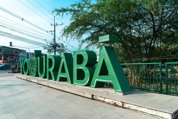 Uraba, Antioquia, Kolombiya. 23 Mart. 2023: Uraba turistik tabelasını ve mavi gökyüzünü seviyorum.