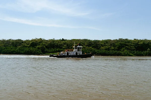 Barcos Rio Com Paisagem Panorâmica Natural Uraba Colômbia — Fotografia de Stock