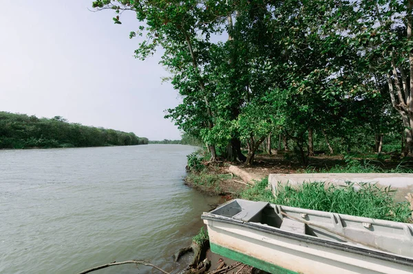 Barcos Margem Rio Belo Dia Ensolarado Colômbia — Fotografia de Stock