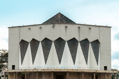 Barranquilla, Atlntico, Kolombiya. 13 Mart 2023: Mavi gökyüzü ile Barranquilla Katedrali 'nin mimarisi ve cephesi.