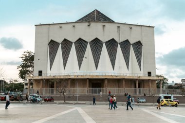 Barranquilla, Atlntico, Kolombiya. 13 Mart 2023: Mavi gökyüzü ile Barranquilla Katedrali 'nin mimarisi ve cephesi.