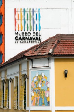 Barranquilla, Atlntico, Kolombiya. 3 Mart 2023: Mavi gökyüzü ile Barranquilla Karnavalı.