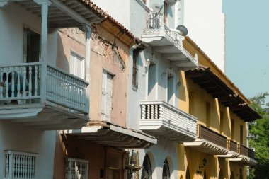 Barranquilla, Atlntico, Kolombiya. 3 Mart 2023: Duvarlarla çevrili şehrin balkonları ve mimarisi.