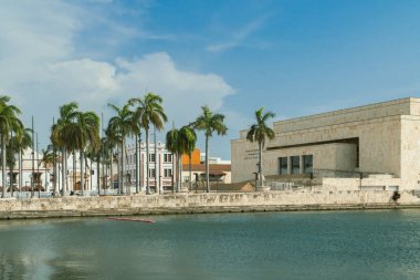 Cartagena, Bolivar, Kolombiya. 14 Mart 2023: Cartagena de Indias Kongre Merkezi ve mavi gökyüzü.