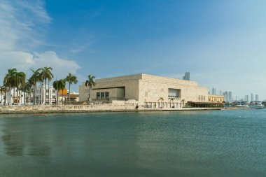 Cartagena, Bolivar, Kolombiya. 14 Mart 2023: Cartagena de Indias Kongre Merkezi ve mavi gökyüzü.