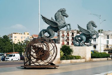 Cartagena, Bolivar, Kolombiya. 14 Mart 2023: Mavi gökyüzü ile Pegasus heykeli.