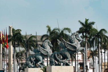 Cartagena, Bolivar, Kolombiya. 14 Mart 2023: Mavi gökyüzü ile Pegasus heykeli.