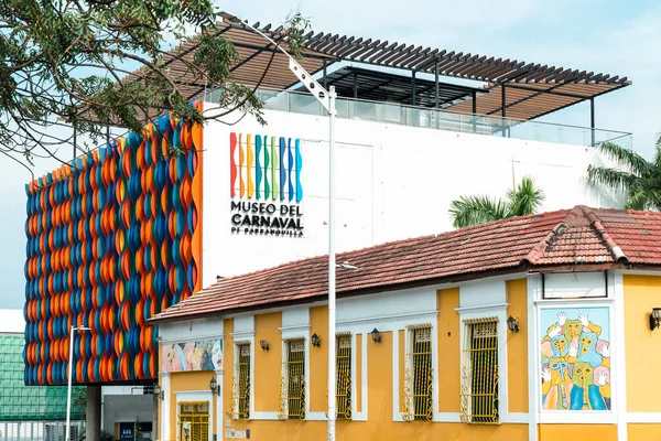 Barranquilla, Atlntico, Kolombiya. 3 Mart 2023: Mavi gökyüzü ile Barranquilla Karnavalı.