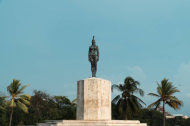 Cartagena, Bolivar, Kolombiya. 14 Mart 2023: Hindistan anıtı Catalina ve mavi gökyüzü.