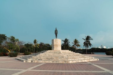 Cartagena, Bolivar, Kolombiya. 14 Mart 2023: Hindistan anıtı Catalina ve mavi gökyüzü.