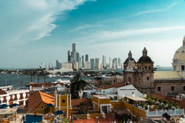 Cartagena, Bolivar, Kolombiya. 14 Mart 2023: San Pedro Claver Kilisesi manzaralı panoramik manzara.