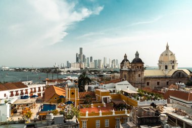 Cartagena, Bolivar, Kolombiya. 14 Mart 2023: San Pedro Claver Kilisesi manzaralı panoramik manzara.