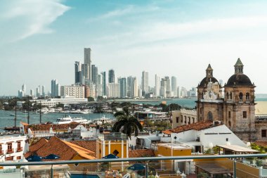 Cartagena, Bolivar, Kolombiya. 14 Mart 2023: San Pedro Claver Kilisesi manzaralı panoramik manzara.