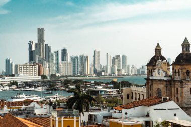 Cartagena, Bolivar, Kolombiya. 14 Mart 2023: San Pedro Claver Kilisesi manzaralı panoramik manzara.
