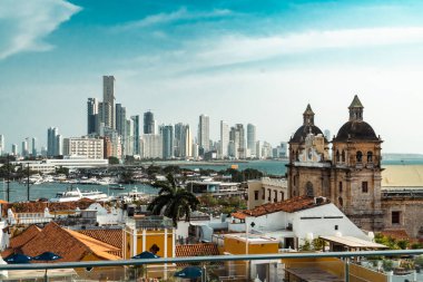Cartagena, Bolivar, Kolombiya. 14 Mart 2023: San Pedro Claver Kilisesi manzaralı panoramik manzara.