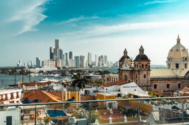Cartagena, Bolivar, Kolombiya. 14 Mart 2023: San Pedro Claver Kilisesi manzaralı panoramik manzara.