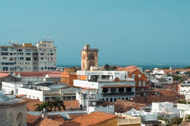 Cartagena, Bolivar, Kolombiya. 14 Mart 2023: Duvarlı şehir ve binalarının panoramik manzarası.