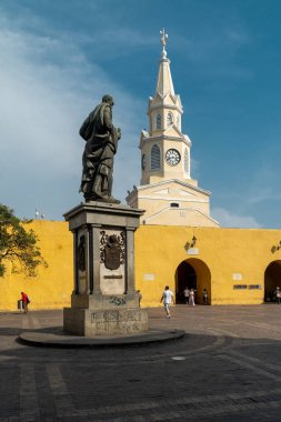 Cartagena, Bolivar, Kolombiya. 14 Mart 2023: Anıt Saat Kulesi ve mavi gökyüzü.