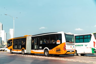 Cartagena, Bolivar, Kolombiya. 14 Mart 2023: Saat kulesi, transscaribe otobüsleri ve mavi gökyüzü.