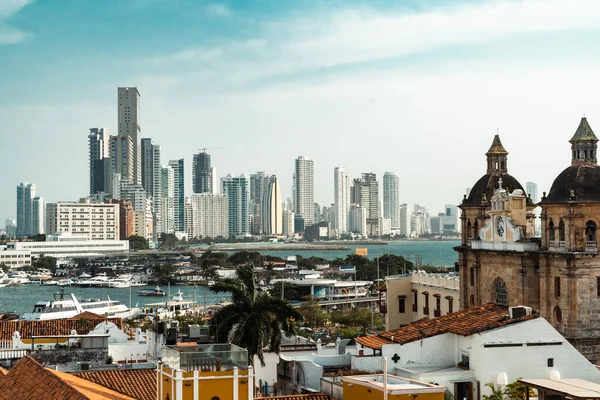 Cartagena, Bolivar, Kolombiya. 14 Mart 2023: San Pedro Claver Kilisesi manzaralı panoramik manzara.