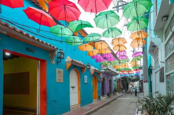 卡塔赫纳 玻利瓦尔 哥伦比亚 2023年3月15日 德拉马格达莱纳 Calle Magdalena 附近的格格梅萨尼社区 装饰着彩色雨伞和图画 — 图库照片
