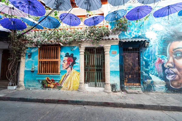 卡塔赫纳 玻利瓦尔 哥伦比亚 2023年3月15日 德拉马格达莱纳 Calle Magdalena 附近的格格梅萨尼社区 装饰着彩色雨伞和图画 — 图库照片