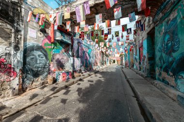 Cartagena, Bolivar, Kolombiya. 15 Mart 2023: Renkli çizimlerle dolu Getsemani grafiti sokağı.