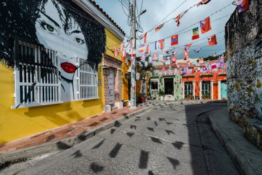 Cartagena, Bolivar, Kolombiya. 15 Mart 2023: Renkli çizimlerle dolu Getsemani grafiti sokağı.