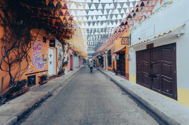 Cartagena, Bolivar, Kolombiya. 15 Mart 2023: Gethsemane sokaklarında mimarlık ve cephe.