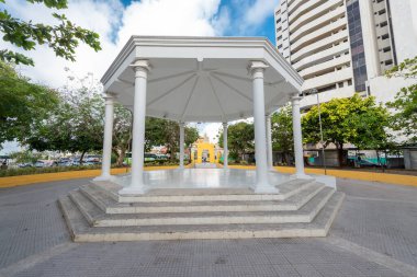 Cartagena, Bolivar, Kolombiya. 15 Mart 2023: Centenary Park 'ta heykel ve mavi gökyüzü.