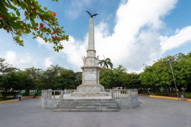 Cartagena, Bolivar, Kolombiya. 15 Mart 2023: Centenary Park 'ta heykel ve mavi gökyüzü.