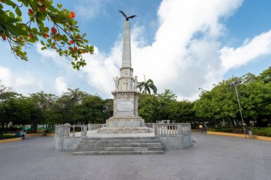 Cartagena, Bolivar, Kolombiya. 15 Mart 2023: Centenary Park 'ta heykel ve mavi gökyüzü.