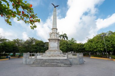 Cartagena, Bolivar, Kolombiya. 15 Mart 2023: Centenary Park 'ta heykel ve mavi gökyüzü.